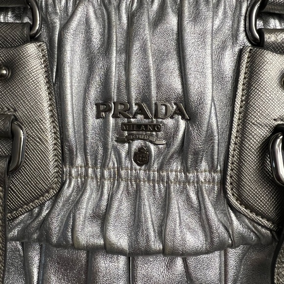 Great condition 100% authentic Prada messenger bag in silver. - Picture 8 of 11